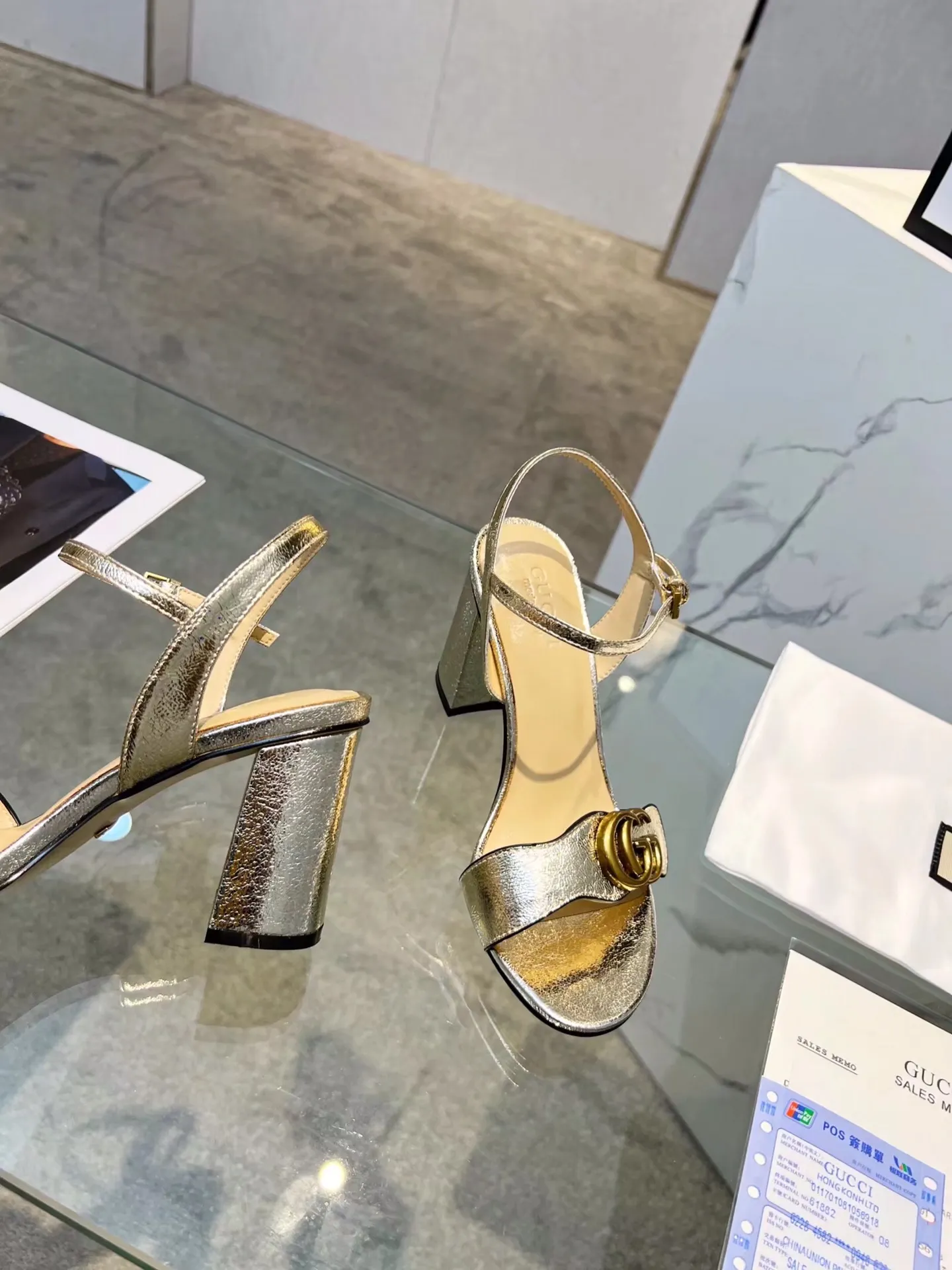 👟👟Ex-factory price 520👟👟 Women's Shoes Women's Clothing Gucci (GUCCI) official website 1:1 exquisite bronze buckle new summer one-line sandals are very well made and reassuring. The leather is shiny and tough. Comfortable and super comfortable to walk. It meets the actual needs of the public and is easy to control. Recommended fabric: first-layer cowhide lining/feet: sheepskin 🐑 genuine leather outsole. Heel height: 8cm. Color: gold, light gold, black, white, red, apricot. Size: 34-39 (sizes 40 and 41 need to be customized). Comes with receipt.